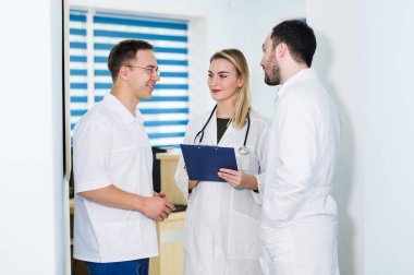 tartışmak ve birlikte çalışan doktor grup