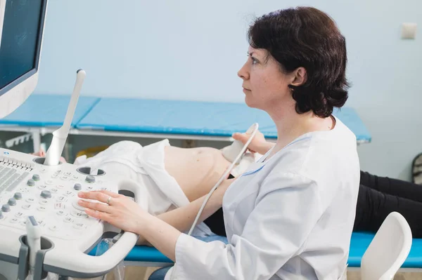 医生使用超声和筛查孕妇肚子. — 图库照片