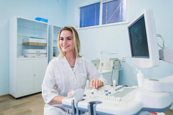 Porträtt av unga kvinnliga tandläkare i office — Stockfoto