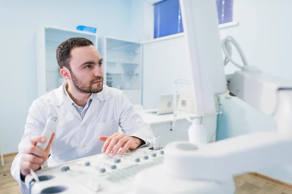 Stilig läkare med hjälp av en ultraljud-maskin — Stockfoto