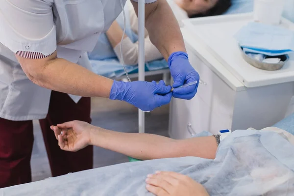 Profesionální zdravotní sestra, takže injekce na ženu ležící na operačním stole v nemocnici přípravu koncepce anestetické lékařská zdravotní péče chirurgie. — Stock fotografie