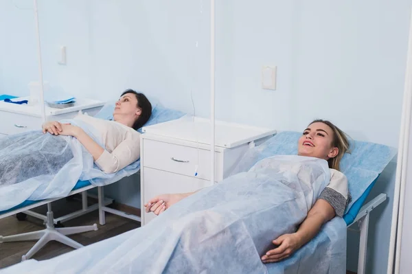 Patiente se reposant dans son lit médical à l'hôpital — Photo