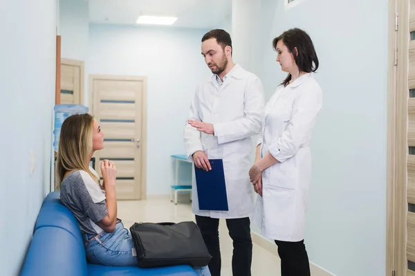 Paciente do sexo feminino sendo tranquilizado pelo médico no quarto do hospital — Fotografia de Stock