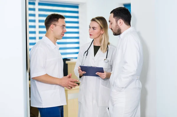 Group of doctors discussing and working together — Stock Photo, Image