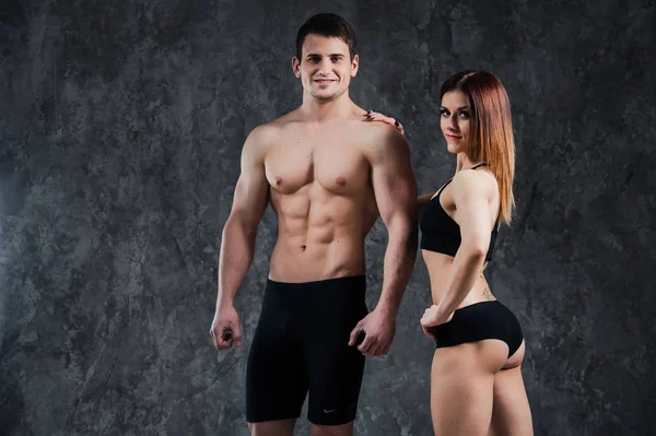 Athletisch schön sexy junges Paar posiert im Studio Stockbild