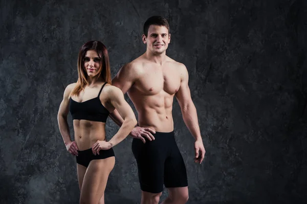 Dos deportistas en ropa deportiva negra en negro — Foto de Stock