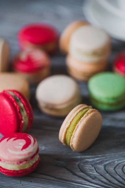 Macarons rustik ahşap masa, Fransızca üzerinde beze tabanlı yumurta akı ile yapılan şeker, toz şeker, badem tozu veya zemin badem ve gıda renklendirme krema şeker