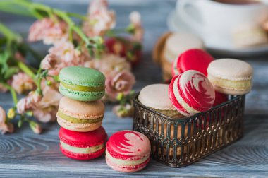 Macarons rustik ahşap masa, Fransızca üzerinde beze tabanlı yumurta akı ile yapılan şeker, toz şeker, badem tozu veya zemin badem ve gıda renklendirme krema şeker