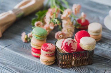Hediye çiçek ve macarons seviyorum