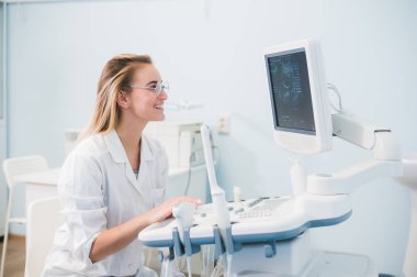 genç kadın dişçi ofisinde portresi