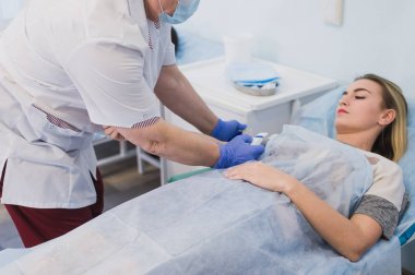 Hemşire hasta el hastane yatağında intravenöz tüp bağlama