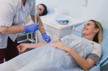 Hemşire hastane odasında bir intravenöz damla bağlanma.