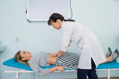 Doktor midesini hastalarından biriyle denetleme