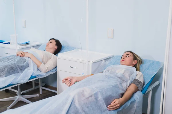 Paciente femenina que descansa en cama médica en la sala del hospital — Foto de Stock