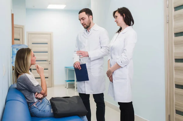 Paziente femminile che viene rassicurata dal medico nella stanza d'ospedale — Foto Stock