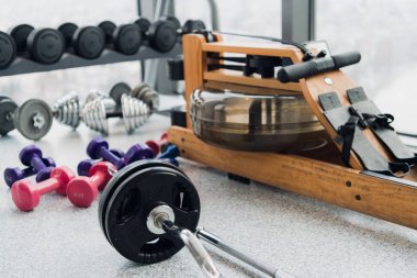 Halter ve fitness araçlar kümesi: dambıl, halter ve kürek makine vasıl jimnastik salonu