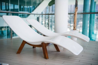 Modern şezlonglar lüks Hotel. Özel Yüzme Havuzu dinlenmek, güzel iç için.