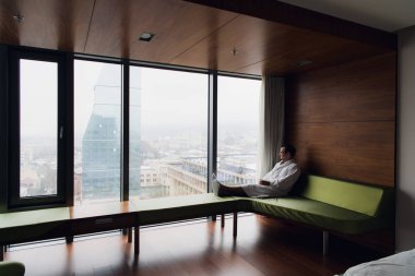 Kahve içiyorum, cityscape seyir bornoz adam