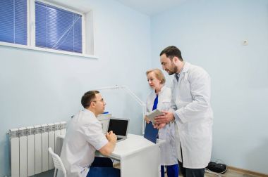 Mesleki doktorlar hastalığı ofisinde konusunda konuşurken