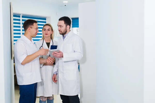 백색 외 투 병원 복도에서 대화를 나누는 세 의사의 높은 각도 보기 — 스톡 사진
