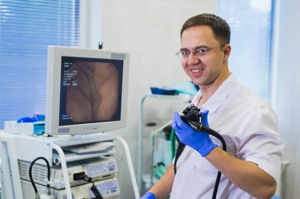 Proctologista médico segurando Ligador hemorroidal no escritório — Fotografia de Stock