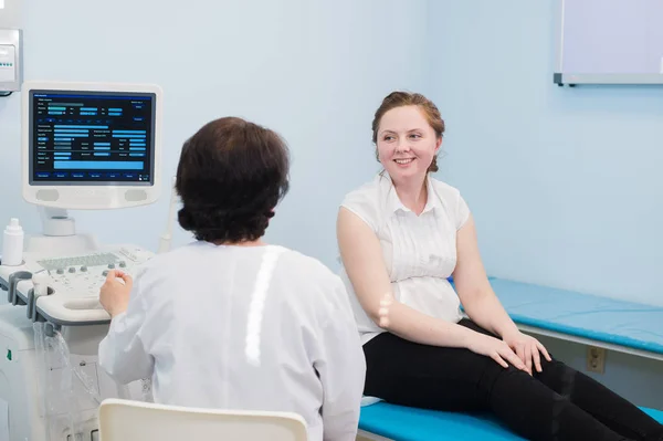 Schwangere mit Ultraschalldiagnostik zufrieden — Stockfoto