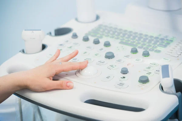Arzt zeigt Schwangeren Baby-Ultraschallbild am Computer — Stockfoto