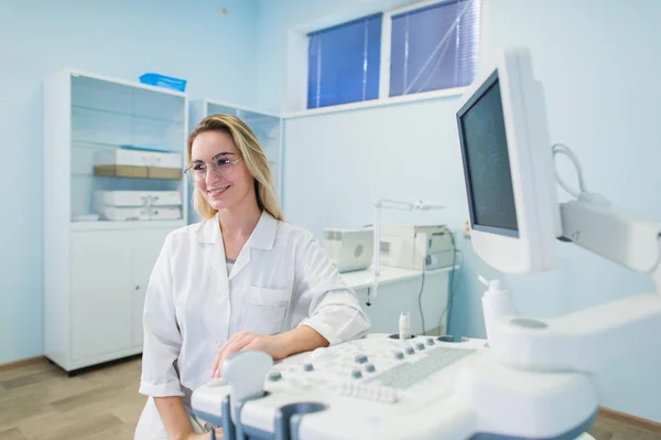 Docteur souriant, échographie. Le médecin a effectué une échographie . — Photo