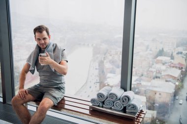 Yakışıklı bir selfie cep telefonu ile kapalı sonra eğitim alarak.