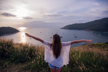 Mutlu kadın doğa Günbatımı ile yaz aylarında açık eller