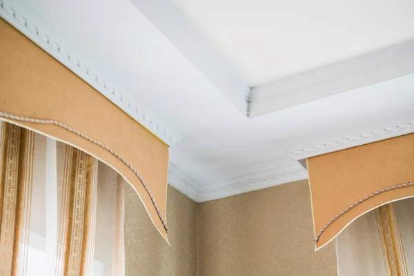 Stuck an der Decke und Vorhänge in reicher Wohnung — Stockfoto