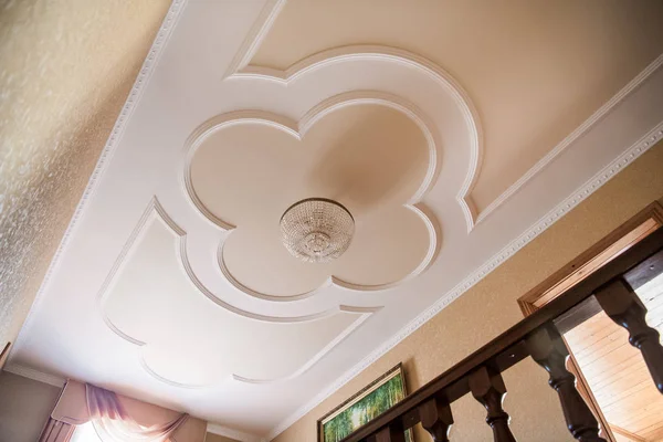 Lustre vintage suspendu sous plafond blanc avec moulures en stuc — Photo