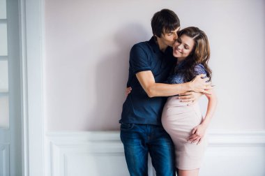 Mutlu çift için bir çocuk bekliyor gülümseyen birbirine evde eğilir