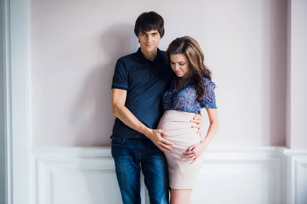 Uomo baciare la moglie incinta e toccare il suo ventre — Foto Stock