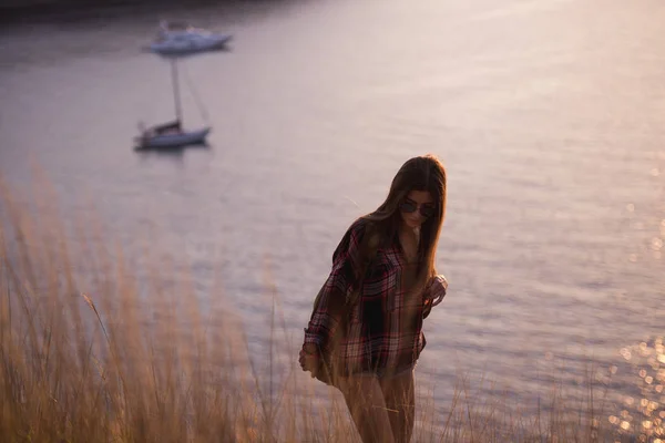 Молодая красивая девушка с рюкзаком прогулки вдоль побережья на закате, путешествия и отдых концепции, счастья, радости и свободы — стоковое фото