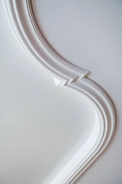 Luxury white ceiling design bas-relief with stucco mouldings roccoco element — Stock Photo, Image