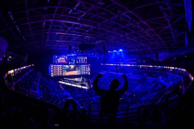 Moskova, Rusya - 14 Eylül 2019: esports Counter-Strike: Global Offensive etkinliği. Taraftarlar turnuva arenada elleri havada bir tribünde.
