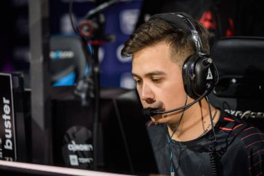 Moskova, Rusya - 14 Eylül 2019: Counter-Strike oyununun ihracatı. Avangar Timur takımının oyuncuları oyuncu kabininde Tulepov 'u yakaladı..
