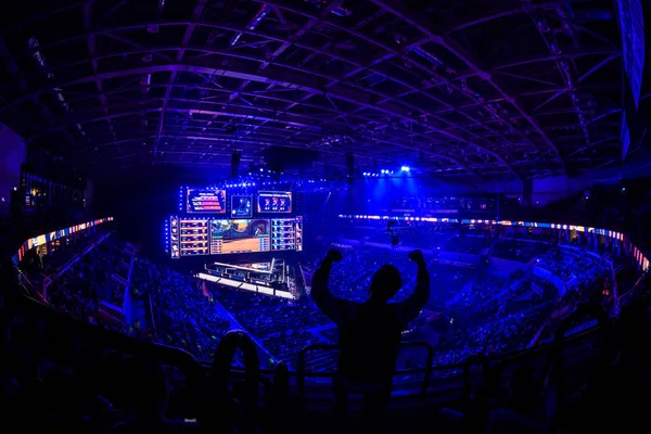 MOSCÚ, RUSIA - 14 DE SEPTIEMBRE DE 2019: esports Counter-Strike: Global Offensive event. Ventilador en una tribuna en la arena de torneos con las manos levantadas . — Foto de Stock