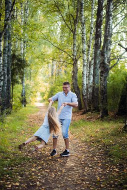 Mutlu genç baba parkta çocukla oynuyor..