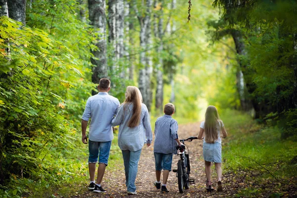 Hermano y hermana juegan, ríen, tontean y hacen muecas y caras divertidas juntos. Niño y niña, amigos, niños, niños sonríen y diviértanse. Fin de semana familiar al aire libre . — Foto de Stock