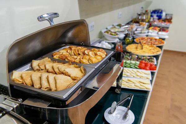 Hotel mic dejun catering setare la hotel, cu o varietate de clătite în marmită — Fotografie, imagine de stoc