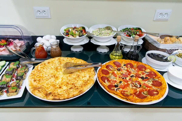 Comida y Buffet Decoración con pizza y muchos platos en un hotel —  Fotos de Stock