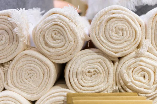 Rolled up white towels at textile shop. — Stock Photo, Image