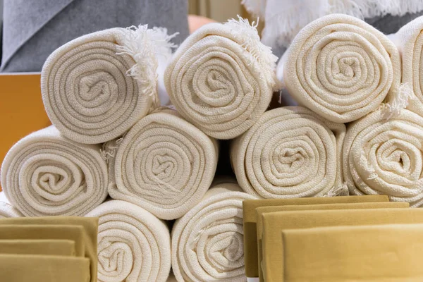 Roll the fabric folded beautifully in the textile shop. — Stock Photo, Image