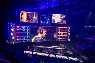 Moskova, Rusya - 14 Eylül 2019: esports Counter-Strike: Global Offensive etkinliği. Ana sahne mekan, büyük ekran ve ışıklar turnuva başlamadan önce.