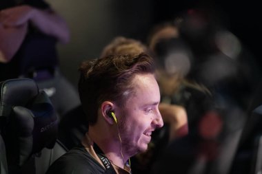 Moskova, Rusya - 14 Eylül 2019: esports Counter-Strike: Global Offensive etkinliği. Pijama efsanesi Christopher Get Right Alesund bir sahnede takım Ninjas ile Oyuncular standı.