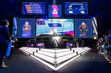 Moskova, Rusya - 14 Eylül 2019: esports Counter-Strike: Global Offensive etkinliği. Ana sahne mekan, büyük ekran ve ışıklar turnuva başlamadan önce.