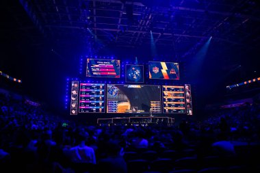 Moskova, Rusya - 14 Eylül 2019: esports Counter-Strike: Global Offensive etkinliği. Ana sahne mekan, büyük ekran ve ışıklar turnuva başlamadan önce.