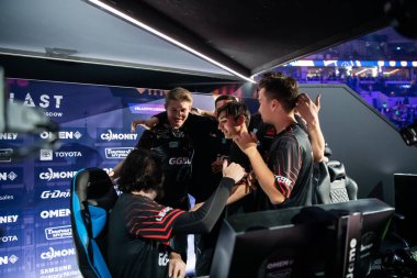 Moskova, Rusya - 14 Eylül 2019: esports Counter-Strike: Global Offensive etkinliği. Turnuva takımı Avangar'ın galibi bir kupa ödülü ile sahnede. Galibiyeti kutlamak.